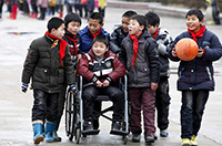 同學(xué)就是手足！安徽一男孩患病無(wú)法行走 被照顧7年