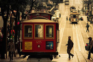 達(dá)沃斯為何罕見前呼后擁？