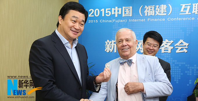 羅杰斯參加思客會，與新華網(wǎng)董事長、總裁田舒斌親切交談。