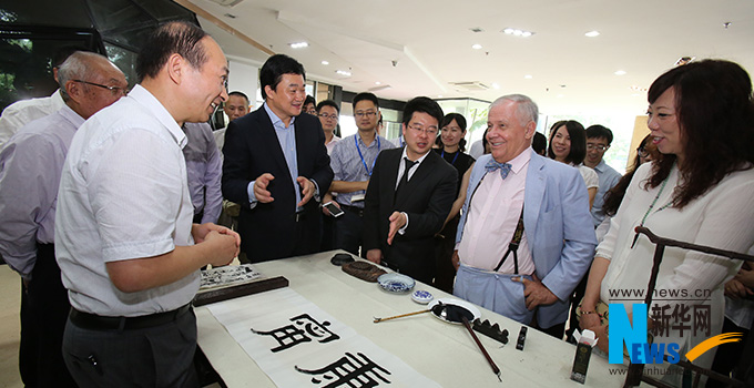 羅杰斯參觀新華網(wǎng)福建分公司。