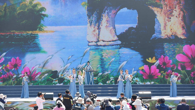 花語(yǔ)湖畔、香動(dòng)凌源 女子水晶樂(lè)坊亮相第五屆中國(guó)凌源百合節(jié)