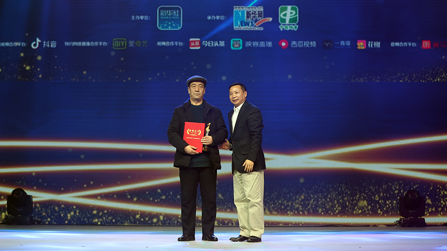 廖文勝為&ldquo;粉筆畫老師&rdquo;張舉文頒獎(jiǎng)