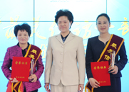 舒曉琴為獲獎(jiǎng)?wù)邊蔷辗?、高平珍頒獎(jiǎng)