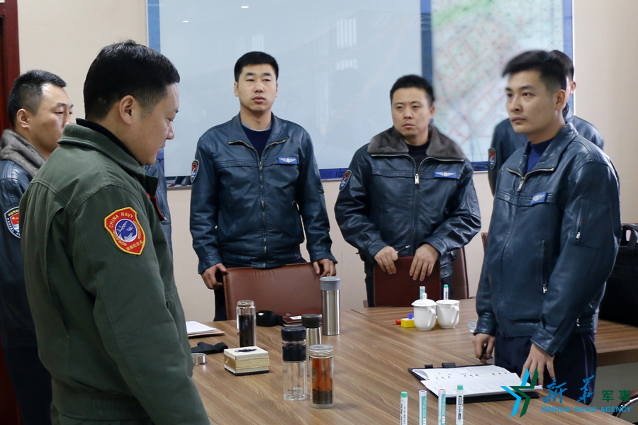 張超（右一）飛行后參加講評。