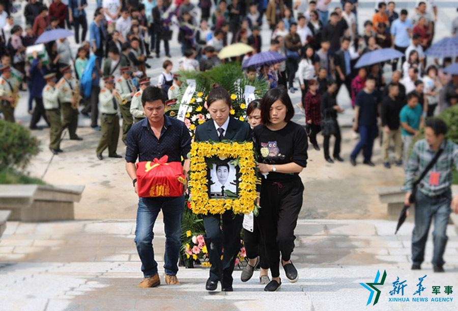 &uarr;張超烈士骨灰安葬儀式。