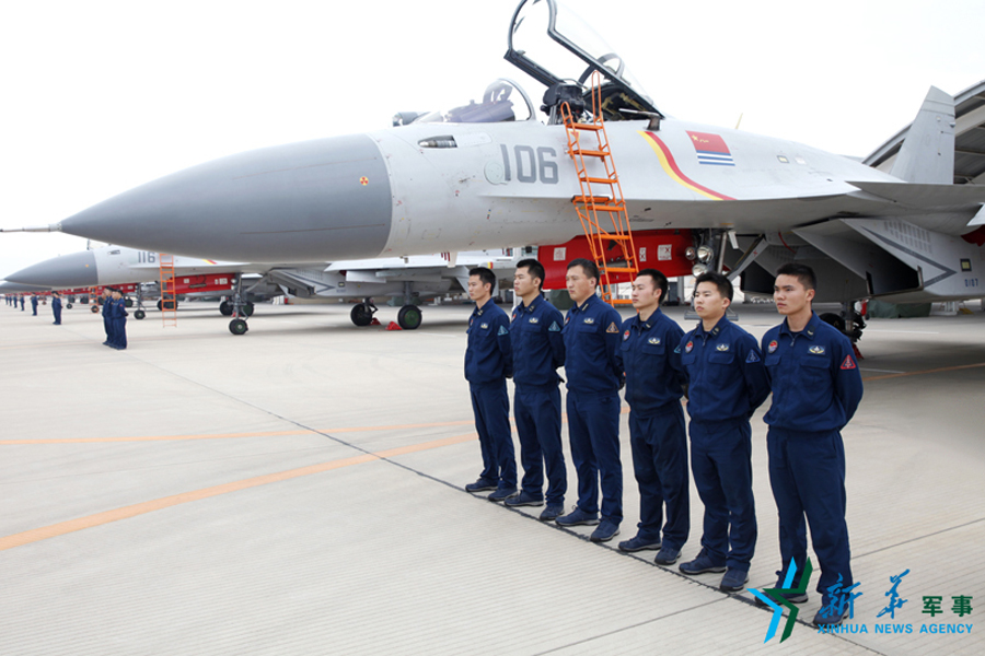 ↑機(jī)務(wù)官兵為戰(zhàn)鷹保駕護(hù)航。
