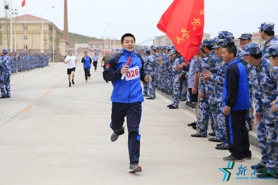 ↑資料圖片：深藍薪火杯長跑接力賽，張超跑最后一棒到達終點。