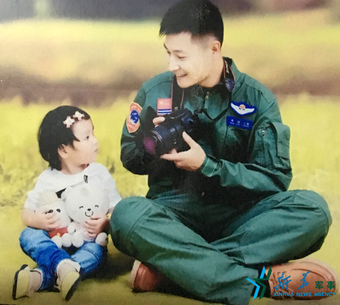 ↑資料圖片：被選為艦載戰(zhàn)斗機(jī)飛行員的張超與女兒合影。
