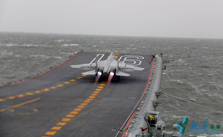 ↑資料圖片：艦載戰(zhàn)斗機起飛瞬間。
