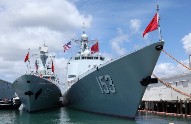 停泊珍珠港碼頭的中國(guó)海軍艦艇編隊(duì)導(dǎo)彈驅(qū)逐艦西安艦（右）和導(dǎo)彈護(hù)衛(wèi)艦衡水艦。