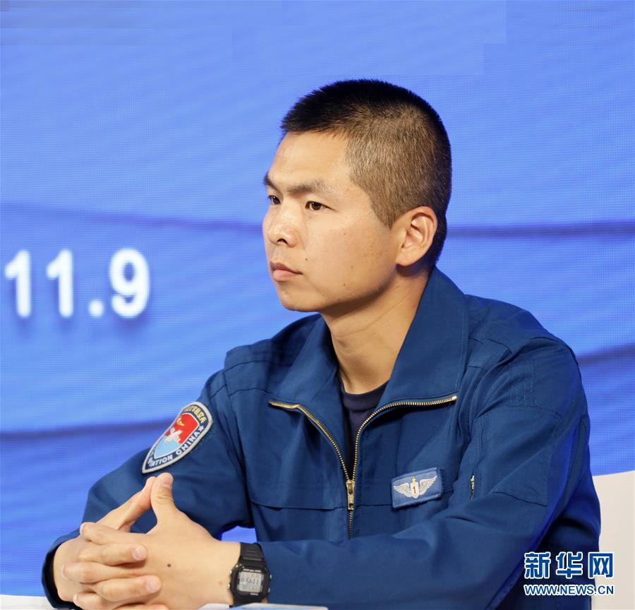 （圖文互動）（1）中國空軍新型戰(zhàn)機飛行員&ldquo;論劍&rdquo;珠海航展