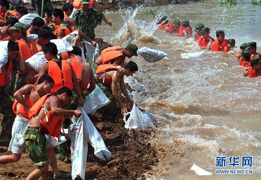 （圖文互動）（3）為了“中國號”巨輪揚帆遠航——中國共產(chǎn)黨領(lǐng)導(dǎo)下的人民軍隊忠于祖國、服務(wù)人民啟示錄