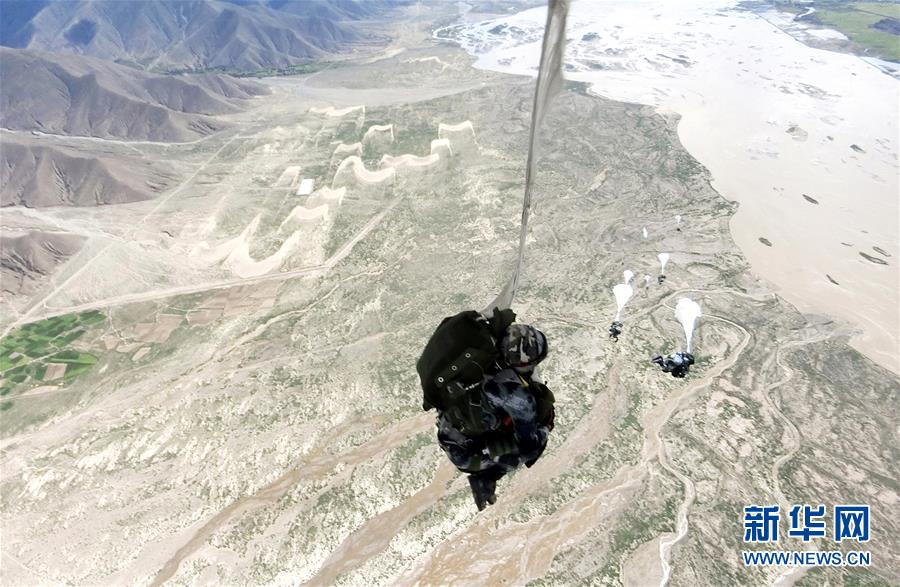 （人民空軍70年&middot;圖文互動(dòng)）（1）人民空軍空降兵：鍛造空降作戰(zhàn)尖刀利刃