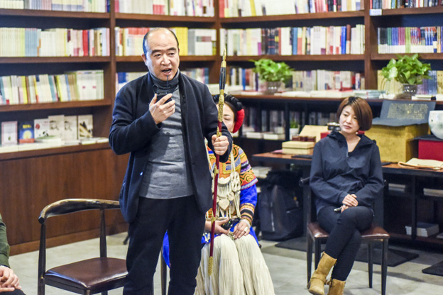 劉文濤：通過對每件兵器的復制，我們了解兵器造型與兵器制作的手藝，實現(xiàn)與古人的對話。