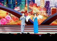 京劇演員于魁智、李勝素獻(xiàn)唱京劇《我是中國人》