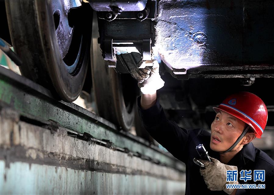 （圖片故事）（1）&ldquo;機(jī)車醫(yī)生&rdquo;李向前：&ldquo;望聞問(wèn)切&rdquo;保安全