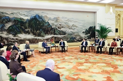 韓正會見中俄友好、和平與發(fā)展委員會第十四次全體會議與會代表