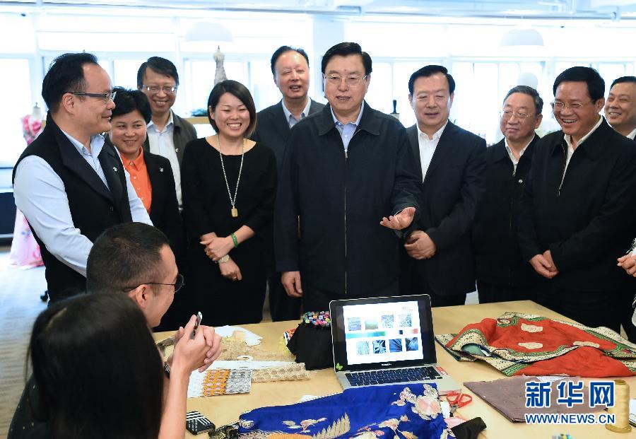 5月8日至11日，中共中央政治局常委、全國人大常委會委員長張德江在浙江調(diào)研。這是5月9日，張德江來到位于嘉興市的雅瑩服裝有限公司，了解公司的服裝設(shè)計、生產(chǎn)和銷售情況。新華社記者 馬占成 攝 