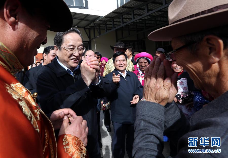 這是5月16日，俞正聲在香格里拉縣建塘鎮(zhèn)金龍社區(qū)與居民們親切交談。 新華社記者 劉衛(wèi)兵 攝