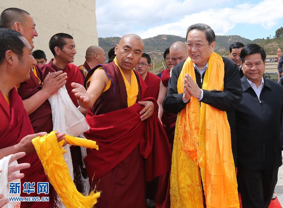 這是5月16日，俞正聲在松贊林寺看望宗教界人士。 新華社記者 劉衛(wèi)兵 攝