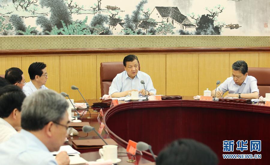 6月24日，中共中央政治局常委、中央黨的群眾路線教育實(shí)踐活動(dòng)領(lǐng)導(dǎo)小組組長劉云山在北京主持召開中央黨的群眾路線教育實(shí)踐活動(dòng)領(lǐng)導(dǎo)小組會(huì)議。新華社記者 姚大偉 攝 
