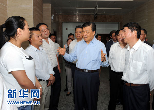這是7月18日，劉云山在青海省政府行政服務(wù)和公共資源交易中心調(diào)研。新華社記者 饒愛民 攝