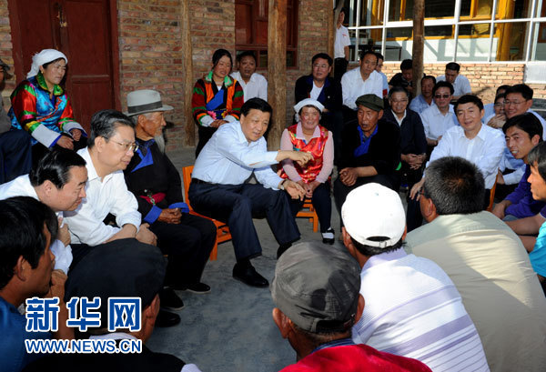 這是7月17日，劉云山在海東市互助土族自治縣東山鄉(xiāng)白牙合村同基層干部群眾座談。新華社記者 饒愛民 攝 