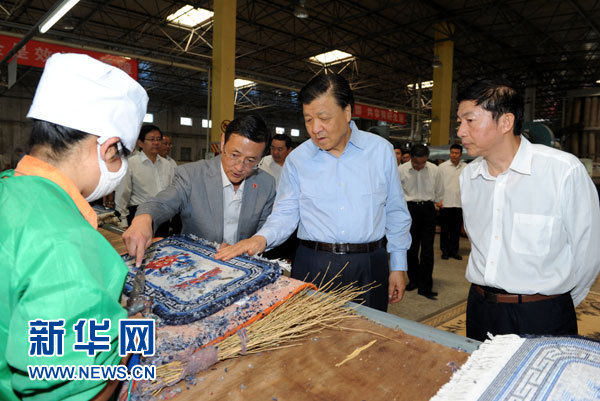 這是7月18日，劉云山在青海藏羊地毯集團(tuán)有限公司調(diào)研。新華社記者 饒愛民 攝