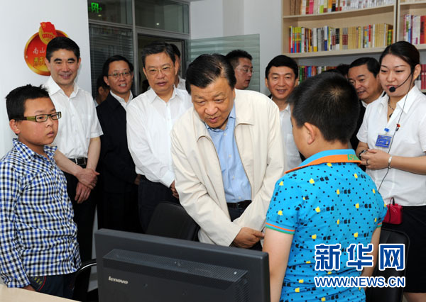 7月17日至19日，中共中央政治局常委、中央書記處書記劉云山在青海調(diào)研。這是7月18日，劉云山在西寧市南山西社區(qū)調(diào)研。 新華社記者饒愛民 攝