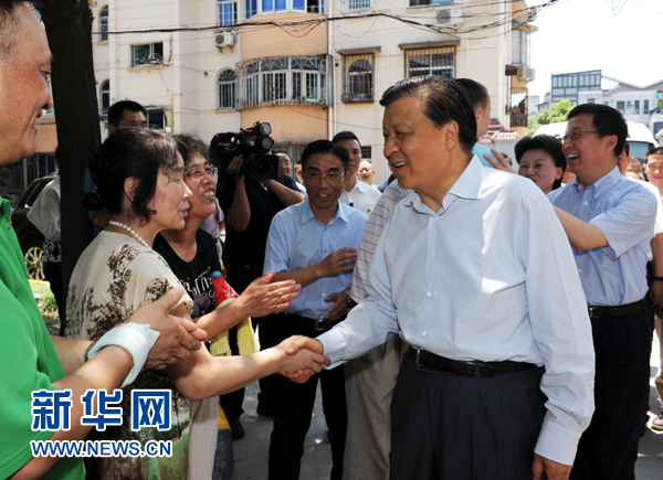 這是7月22日，劉云山在上海市普陀區(qū)桃浦鎮(zhèn)蓮花公寓居委會調(diào)研時同社區(qū)居民親切握手。新華社記者 饒愛民 攝
