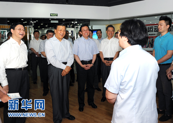 這是7月22日，劉云山在上海市靜安區(qū)就樓宇黨建工作進行調(diào)研。新華社記者 饒愛民 攝 