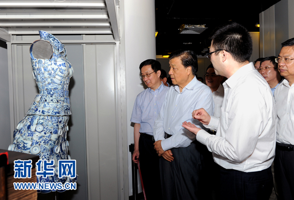 這是7月22日，劉云山在上海國家對外文化貿(mào)易基地調(diào)研。新華社記者 饒愛民 攝 