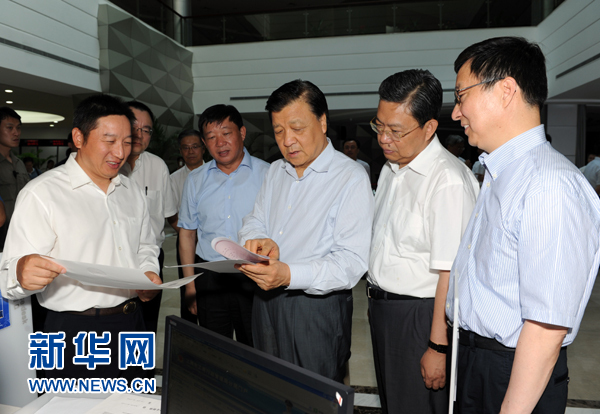  7月22日至23日，中共中央政治局常委、中央書記處書記劉云山在上海調(diào)研。這是7月22日，劉云山在中國（上海）自貿(mào)試驗區(qū)外高橋綜合服務(wù)大廳調(diào)研。新華社記者 饒愛民 攝 