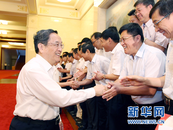 會(huì)前，俞正聲、張高麗接見援藏干部代表，向參加對(duì)口支援西藏工作的各地區(qū)各部門各單位和廣大援藏干部表示誠摯問候。新華社記者 姚大偉 攝