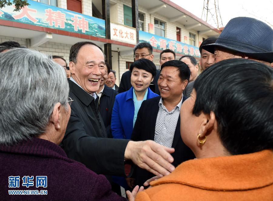 3月27日至28日，中共中央政治局常委、中央紀(jì)委書記王岐山到河南省調(diào)研，并主持召開座談會。這是3月27日王岐山在河南林州姚村鎮(zhèn)馮家口村同村民親切交談。 新華社記者 饒愛民 攝