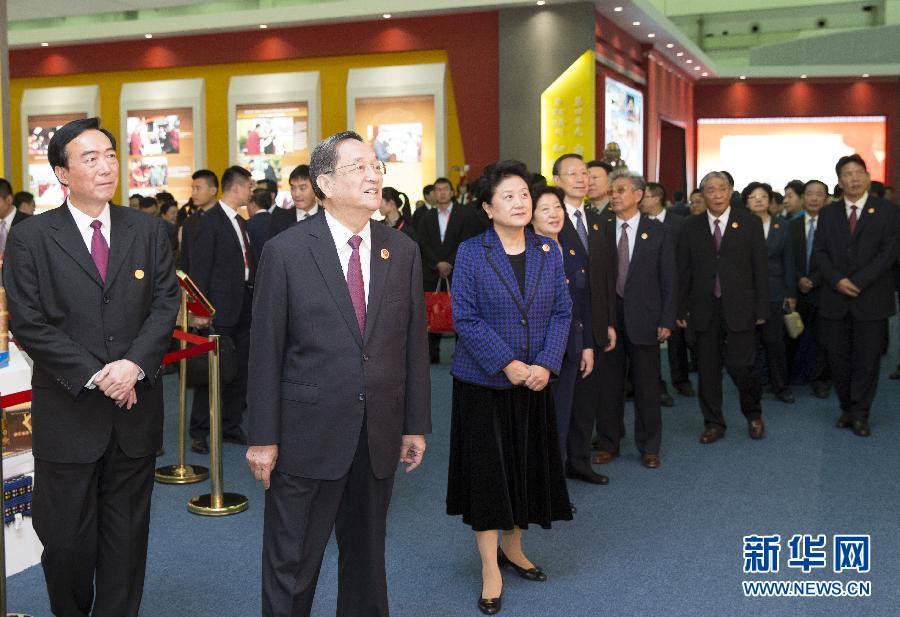 9月7日，中共中央政治局常委、全國(guó)政協(xié)主席、中央代表團(tuán)團(tuán)長(zhǎng)俞正聲率代表團(tuán)全體成員來(lái)到拉薩西藏會(huì)展中心，出席《圓夢(mèng)中國(guó)西藏華章——西藏自治區(qū)成立50年成就展》開(kāi)幕式并參觀展覽。 新華社記者 黃敬文 攝 