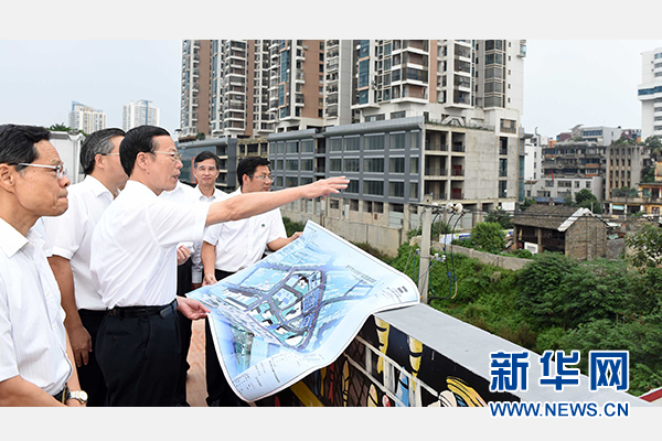 9月16日至18日，中共中央政治局常委、國(guó)務(wù)院副總理張高麗在廣西調(diào)研。這是9月16日，張高麗實(shí)地考察南寧水街棚戶區(qū)改造項(xiàng)目現(xiàn)場(chǎng)。 新華社記者張鐸攝 