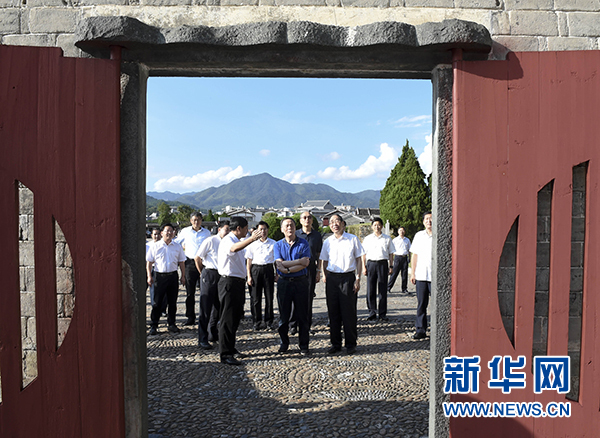 9月24日至26日，中共中央政治局常委、中央紀(jì)委書記王岐山在福建調(diào)研。這是9月24日，王岐山在上杭縣古田鎮(zhèn)參觀古田會(huì)議會(huì)址。新華社記者張鐸攝