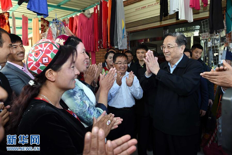 9月27日，中共中央政治局常委、全國(guó)政協(xié)主席、中央代表團(tuán)團(tuán)長(zhǎng)俞正聲率中央代表團(tuán)部分成員赴喀什地區(qū)莎車縣看望各族干部群眾。這是俞正聲在莎車縣艾力西湖鎮(zhèn)21村看望慰問(wèn)維吾爾族群眾。新華社記者 饒愛(ài)民 攝