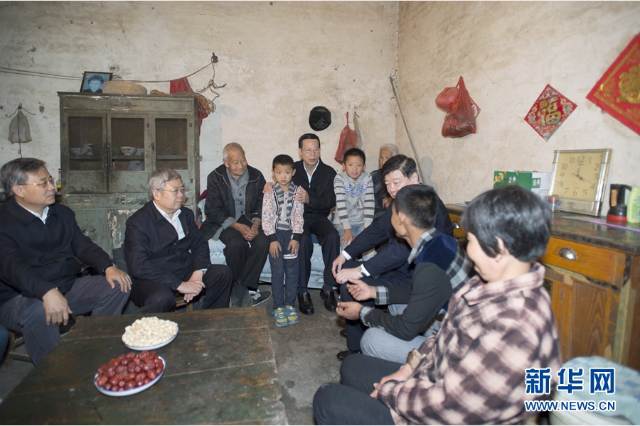 10月22日至23日，中共中央政治局常委、國務(wù)院副總理張高麗在山東調(diào)研扶貧工作情況。這是10月22日，張高麗在菏澤市巨野縣田莊鎮(zhèn)后屯村入戶看望生活困難村民。 新華社記者 王曄 攝