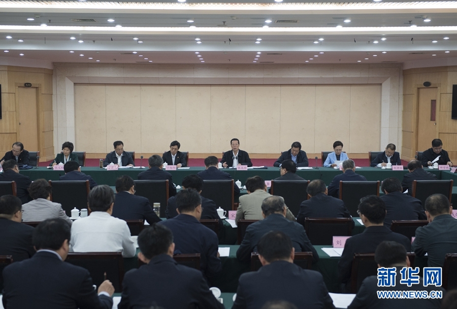 10月22日至23日，中共中央政治局常委、國務(wù)院副總理張高麗在山東調(diào)研扶貧工作情況。這是10月23日，張高麗在菏澤市主持召開扶貧工作座談會。 新華社記者 王曄 攝