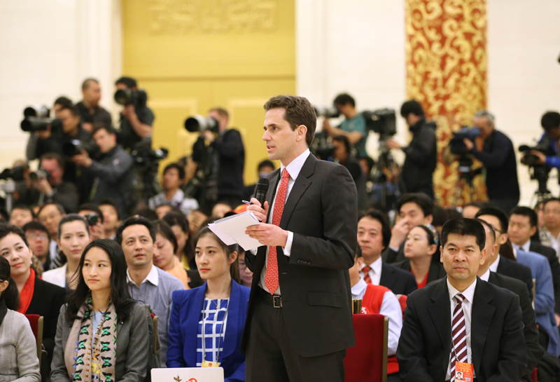 3月15日，國務(wù)院總理李克強(qiáng)在北京人民大會堂與中外記者見面，并回答記者提問。這是一位記者在提問。 新華社記者 劉衛(wèi)兵攝