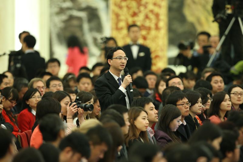 3月15日，國務(wù)院總理李克強(qiáng)在北京人民大會堂與中外記者見面，并回答記者提問。這是一位記者在提問。 新華社記者 龐興雷 攝