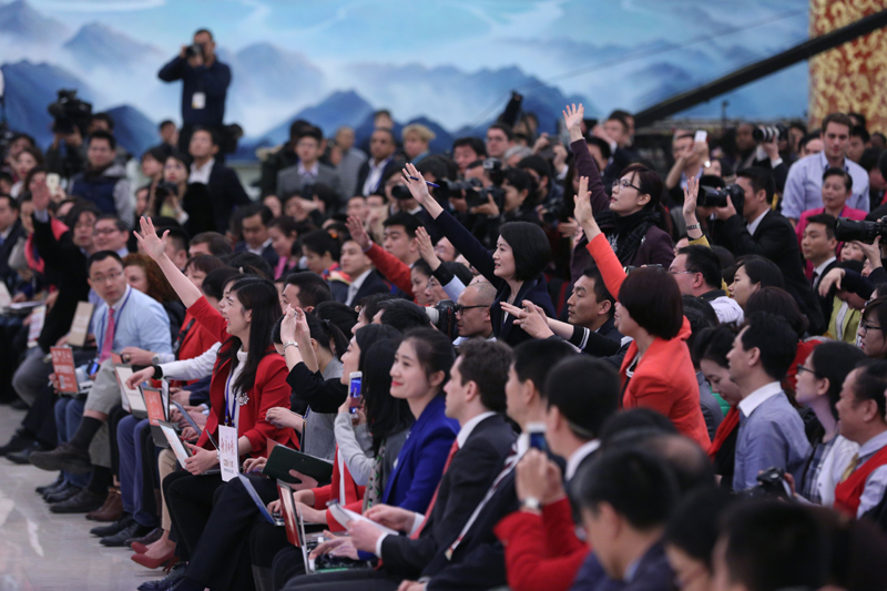 3月15日，國務(wù)院總理李克強(qiáng)在北京人民大會堂與中外記者見面，并回答記者提問。這是記者舉手爭取提問機(jī)會。 新華社記者 才揚(yáng) 攝