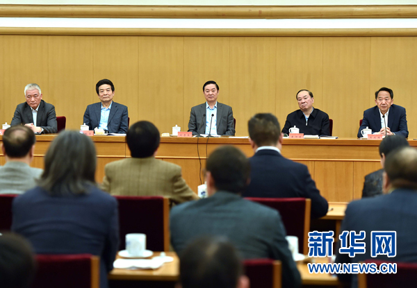 4月8日，中共中央政治局委員、中央書記處書記、中宣部部長劉奇葆在北京同講好中國故事專家學(xué)者、文化交流使者研討班學(xué)員座談。 新華社記者李濤 攝