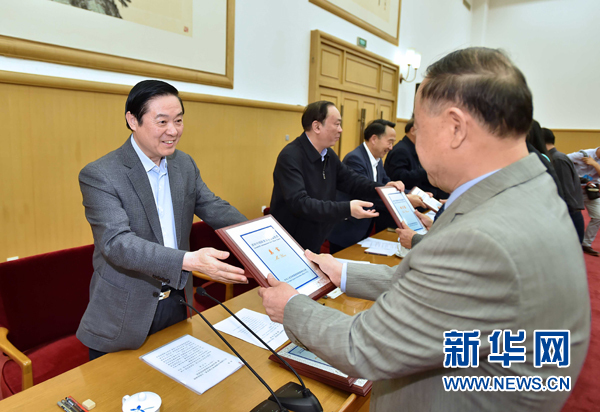 4月8日，中共中央政治局委員、中央書記處書記、中宣部部長劉奇葆在北京同講好中國故事專家學(xué)者、文化交流使者研討班學(xué)員座談。這是劉奇葆在座談會(huì)上向獲得講好中國故事文化交流使者稱號(hào)的代表頒發(fā)證書。新華社記者 李濤 攝