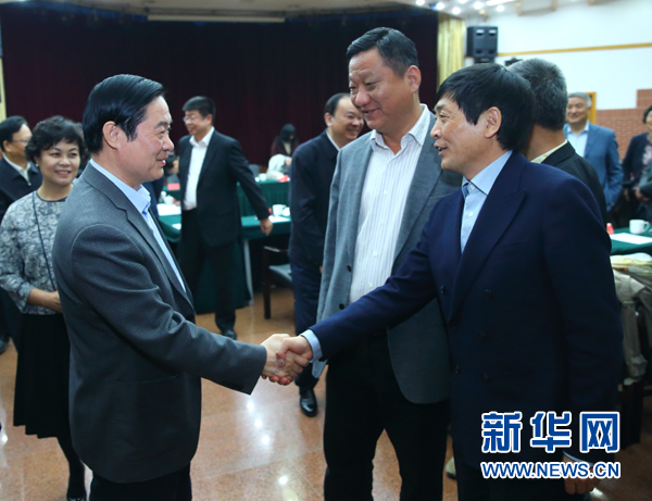 4月12日，中共中央政治局委員、中央書記處書記、中宣部部長劉奇葆在北京出席“走向世界的中國兒童文學(xué)”座談會并講話。這是座談會后，劉奇葆與國際安徒生獎(jiǎng)獲得者、兒童文學(xué)作家曹文軒握手。新華社記者丁海濤攝