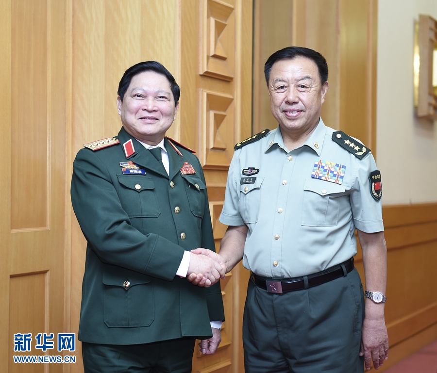 8月29日，中共中央政治局委員、中央軍委副主席范長龍?jiān)诒本娫侥瞎伯a(chǎn)黨中央政治局委員、國防部長吳春歷。 新華社記者張領(lǐng)攝