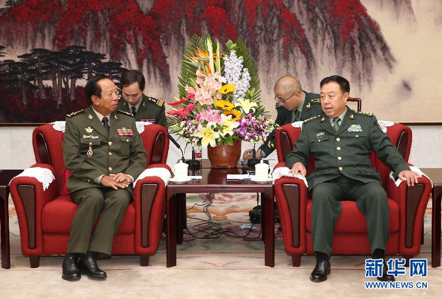 10月13日，中央軍委副主席范長龍在北京會見柬埔寨王國副首相兼國防大臣迪班。 新華社記者 馬占成 攝 