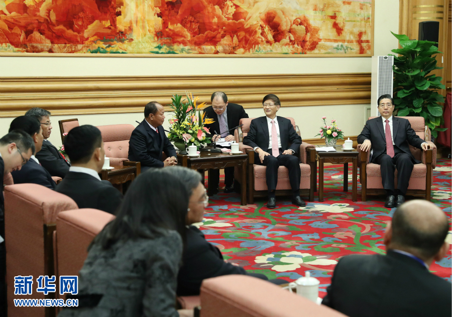 12月27日，中共中央政治局委員、中央政法委書記孟建柱在北京集體會見出席湄公河流域執(zhí)法安全合作機(jī)制成立五周年部長級會議的各國代表團(tuán)團(tuán)長。新華社記者 王曄 攝 